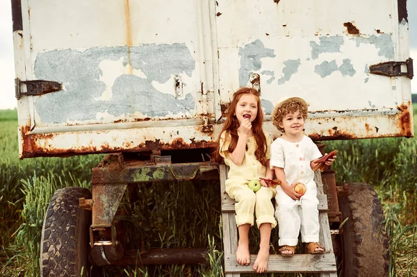 Dois Meninos Meninas Caucasianos Bonitos Vestidos Com Pano Linho Branco — Fotografia de Stock