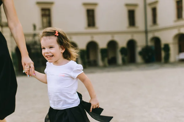 Przystojny Młody Ojciec Piękna Matka Słoneczne Lato Natura Bawiąc Się — Zdjęcie stockowe