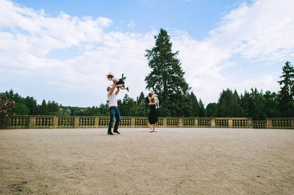 Hezký Mladý Otec Krásná Matka Slunné Letní Přírodě Hrát Jejich — Stock fotografie