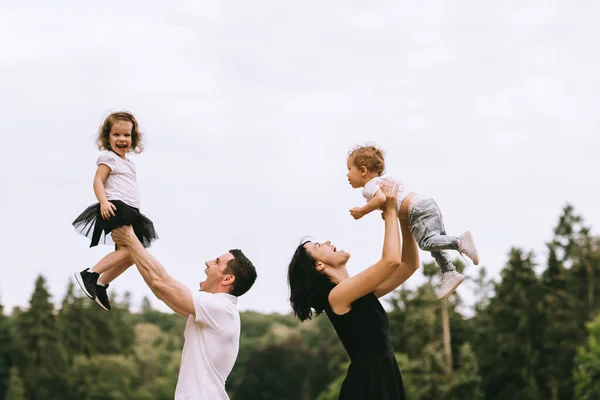 Bonito Pai Jovem Bela Mãe Natureza Ensolarada Verão Brincando Com — Fotografia de Stock