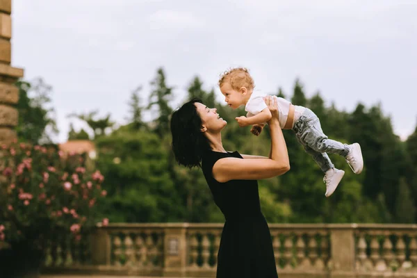 Guapo Joven Padre Hermosa Madre Soleada Naturaleza Verano Jugando Con — Foto de Stock