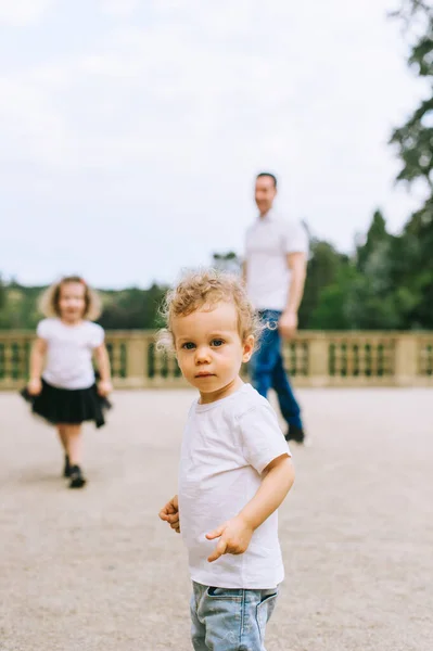 Beau Jeune Père Belle Mère Dans Nature Ensoleillée Été Jouer — Photo