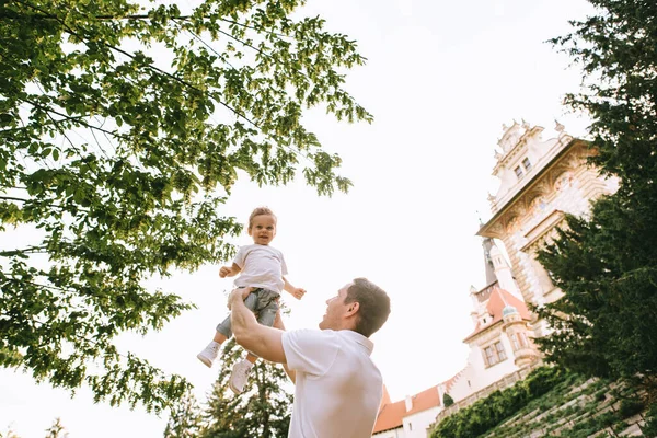 Bonito Pai Jovem Bela Mãe Natureza Ensolarada Verão Brincando Com — Fotografia de Stock