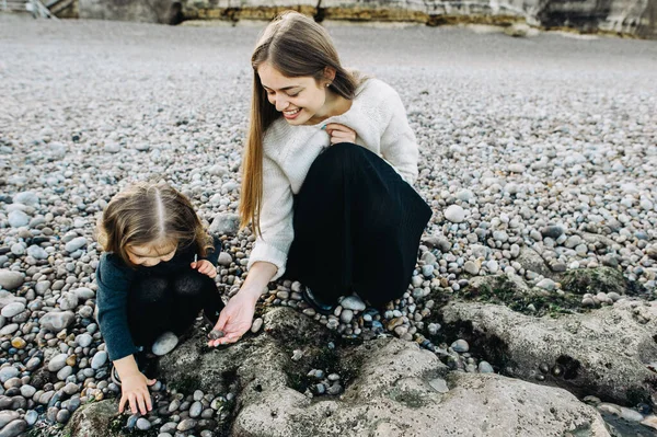 Vacker Ung Familj Havets Sandstrand Som Kopplar Och Har Roligt — Stockfoto