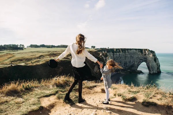 Vacker Ung Familj Havets Sandstrand Som Kopplar Och Har Roligt — Stockfoto