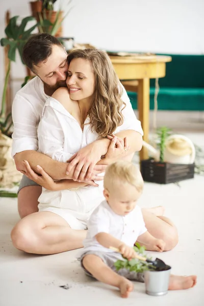 Een Gelukkig Gezin Dat Thuis Werkt Planten Met Hun Kind — Stockfoto