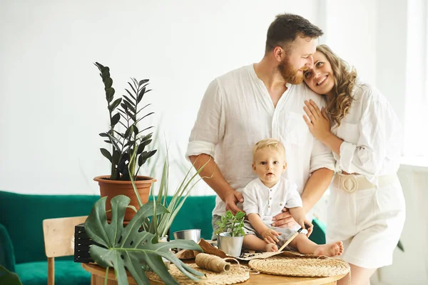 Glad Familj Som Jobbar Hemma Omplantering Växter Med Sitt Barn — Stockfoto