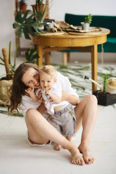 Een Jonge Mooie Moeder Spelen Met Haar Baby Vloer Buurt — Stockfoto