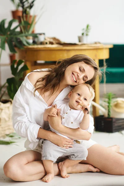 Ung Vacker Mamma Leker Med Sitt Barn Golvet Nära Träbordet — Stockfoto