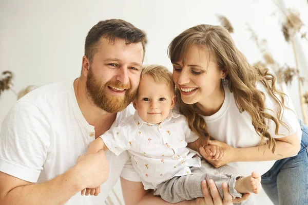 Lycklig Familj Leker Hemma Med Sitt Barn Vit Bakgrund Med — Stockfoto