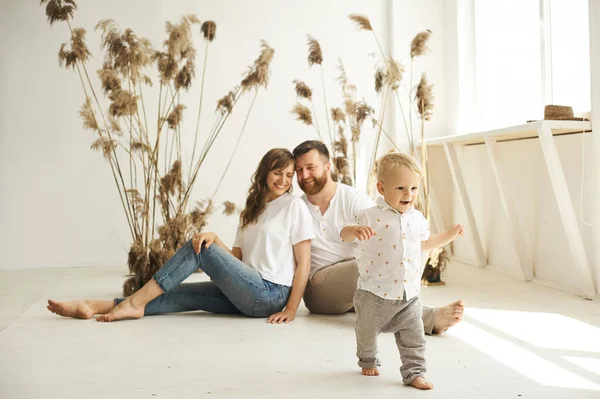 Mutlu Bir Aile Sazlıklarla Beyaz Bir Arka Planda Çocuklarıyla Evde — Stok fotoğraf