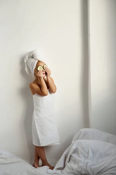 Uma Criança Caucasiana Jovem Com Cabelo Envolto Toalhas Banho Brancas — Fotografia de Stock