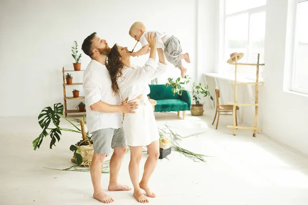 Familia Feliz Trabajando Casa Trasplante Plantas Con Hijo — Foto de Stock