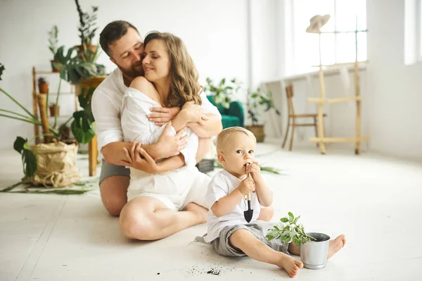 Glad Familj Som Jobbar Hemma Omplantering Växter Med Sitt Barn — Stockfoto