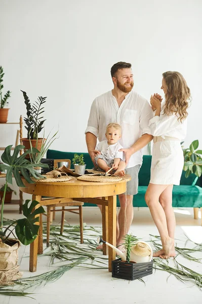 Een Gelukkig Gezin Dat Thuis Werkt Planten Met Hun Kind — Stockfoto