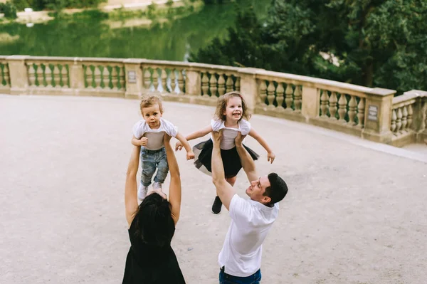 Bonito Pai Jovem Bela Mãe Natureza Ensolarada Verão Brincando Com — Fotografia de Stock