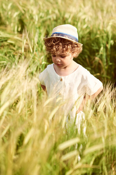 Cute Beautiful Caucasian Boy Dressed Linen Cloth White Hat Standing — Stock Photo, Image