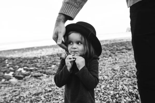 Красивая Молодая Семья Песчаном Берегу Океана Отдыхает Веселится — стоковое фото
