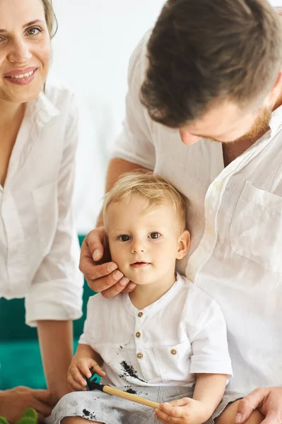 Een Gelukkig Gezin Dat Thuis Werkt Planten Met Hun Kind — Stockfoto