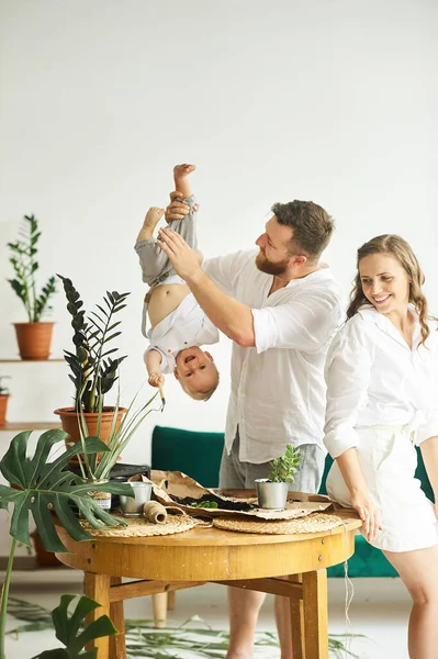 Joyeux Famille Travaillant Maison Transplantation Plantes Avec Leur Enfant — Photo