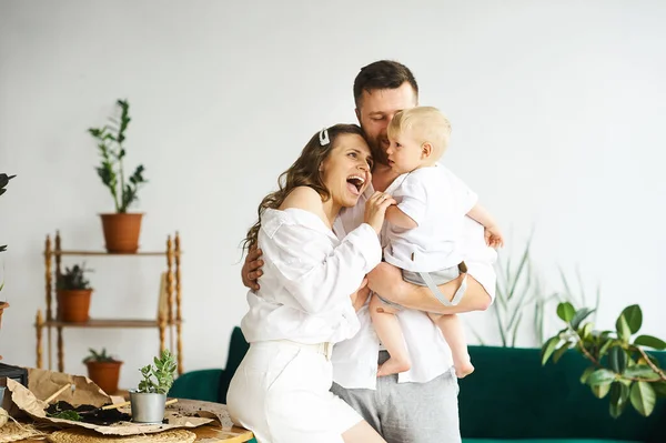 Een Gelukkig Gezin Dat Thuis Werkt Planten Met Hun Kind — Stockfoto