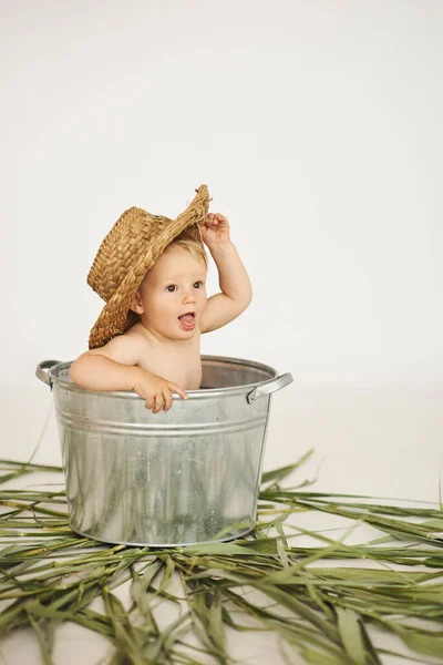 Porträt Eines Niedlichen Kleinen Jungen Der Eisernen Becken Badet — Stockfoto
