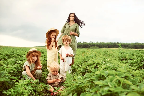 Vackra Unga Kaukasiska Mor Med Barn Linneklänning Med Korg Jordgubbar — Stockfoto