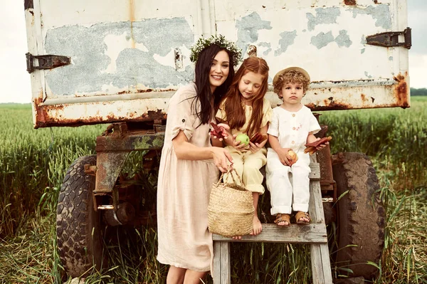 Beautiful Young Caucasian Mother Her Children Linen Dress Basket Strawberries — Stock Photo, Image