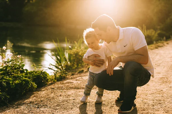 Beau Jeune Père Jouant Avec Son Mignon Fils Dans Parc — Photo