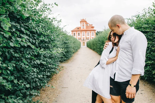 Una Giovane Coppia Caucasica Elegante Passeggia Lungo Vicolo Verde Uno — Foto Stock