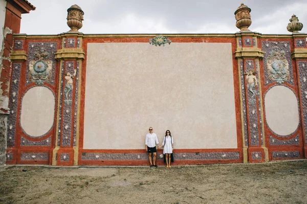 宮殿の中庭に立つ若い白人スタイルのカップル — ストック写真