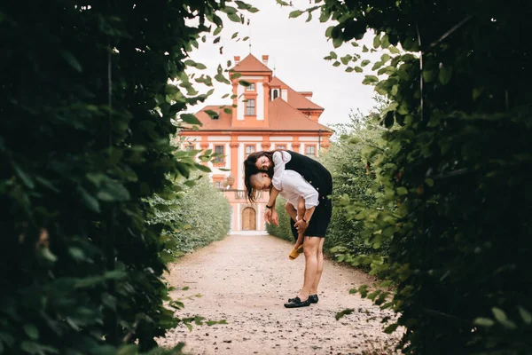 Jeune Couple Élégant Caucasien Serrant Dans Ses Bras Avec Verdure — Photo