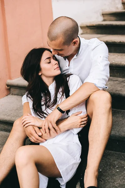 Ein Junges Kaukasisches Stilvolles Paar Sitzt Auf Der Treppe Eines — Stockfoto