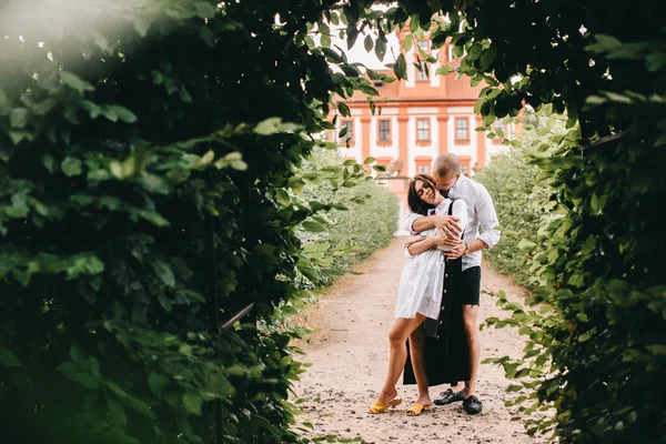 Jovem Casal Caucasiano Elegante Abraçando Arco Com Vegetação Fundo Palácio — Fotografia de Stock