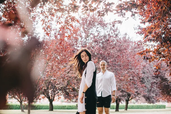 美しい公園を歩く若い白人スタイリッシュなカップルの報告書 — ストック写真