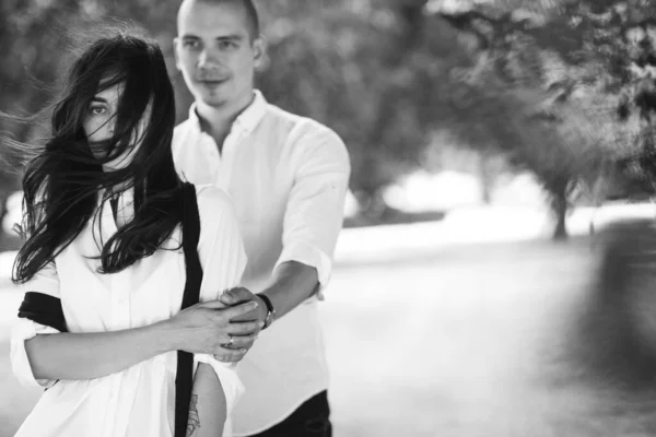 美しい公園を歩く若い白人スタイリッシュなカップルの報告書 — ストック写真