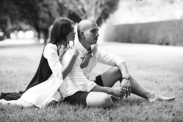 Güzel Bir Parkta Oturan Kafkas Tarzı Genç Bir Çiftin Portresi — Stok fotoğraf
