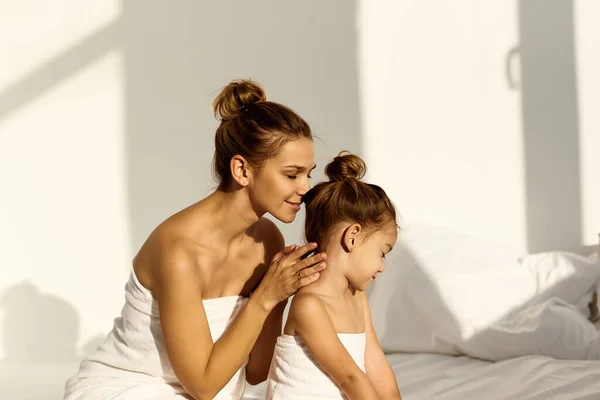家のベッドに娘と一緒にタオルを着ていた若い白人女性 — ストック写真