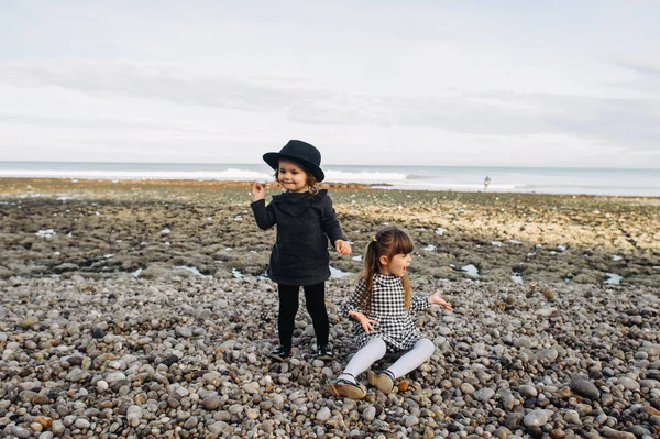 Boldog Gyerekek Játszanak Óceánnál — Stock Fotó