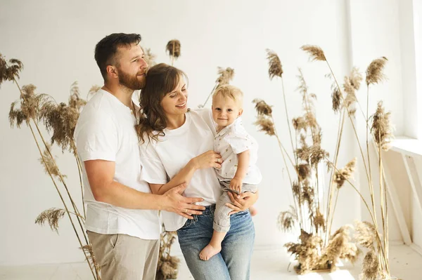 Lycklig Familj Leker Hemma Med Sitt Barn Vit Bakgrund Med — Stockfoto