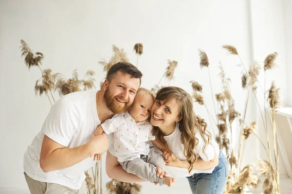 Mutlu Bir Aile Sazlıklarla Beyaz Bir Arka Planda Çocuklarıyla Evde — Stok fotoğraf