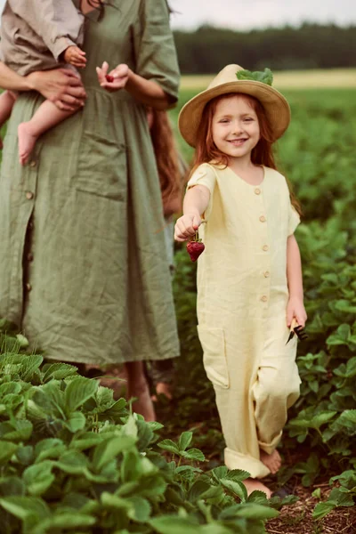 Mooie Jonge Kaukasische Moeder Met Haar Kinderen Een Linnen Jurk — Stockfoto