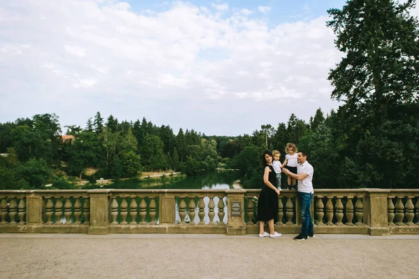 Bello Giovane Padre Bella Madre Soleggiata Natura Estiva Giocando Con — Foto Stock