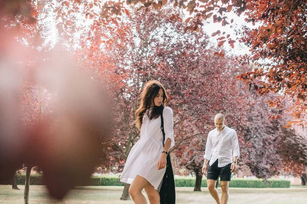 Porttret Joven Caucásico Elegante Pareja Caminando Hermoso Parque — Foto de Stock