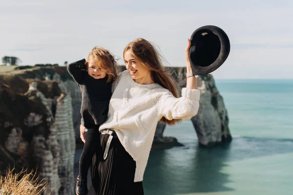 Een Prachtige Jonge Familie Aan Zandkust Van Oceaan Ontspannen Hebben — Stockfoto