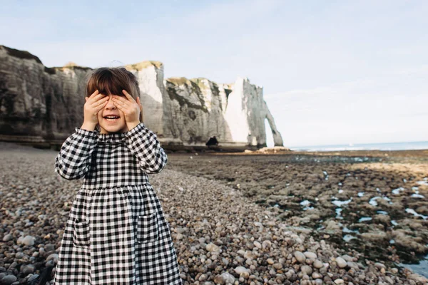 Enfant Heureux Jouant Océan — Photo