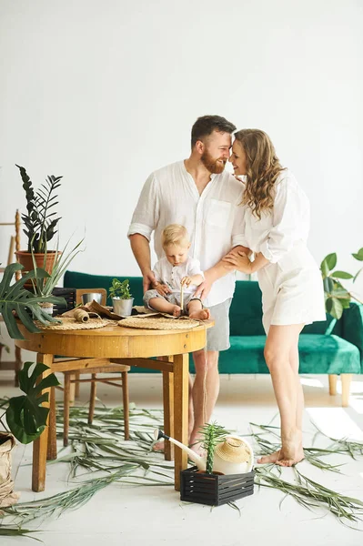 Glückliche Familie Die Hause Arbeitet Pflanzen Mit Dem Kind Pflanzen — Stockfoto