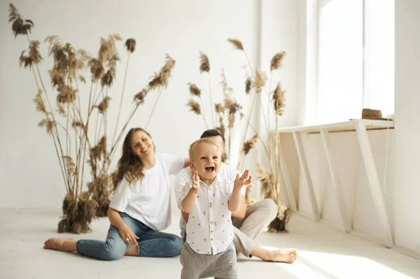 Gelukkig Familie Spelen Thuis Met Hun Kind Een Witte Achtergrond — Stockfoto