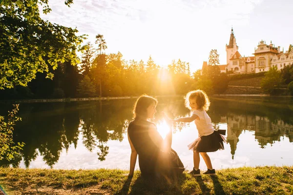 Güneşli Yaz Parkında Gün Batımında Kalenin Yanındaki Sevimli Kızıyla Oynayan — Stok fotoğraf