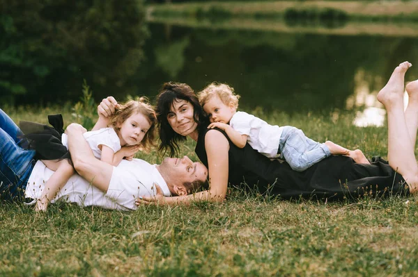 Beau Jeune Père Belle Mère Dans Nature Ensoleillée Été Jouer — Photo